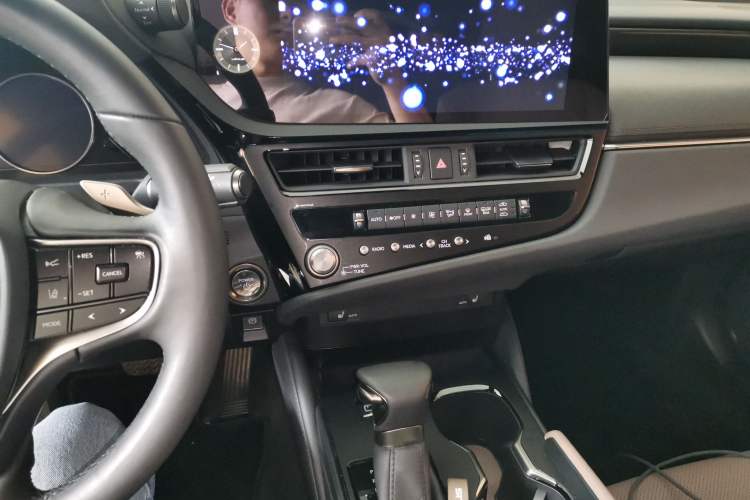 Used Lexus ES 2022 300h Excellence Edition Audio And AC Panel