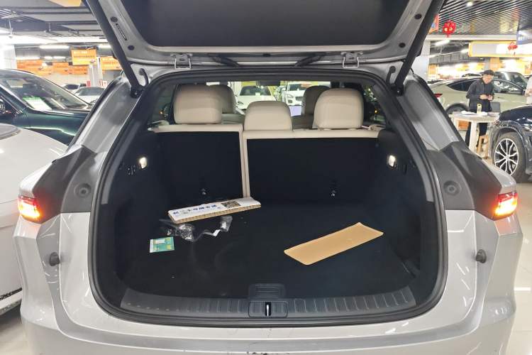 Used Li Auto i6 2025 Model Two-Wheel-Drive Standard Type
