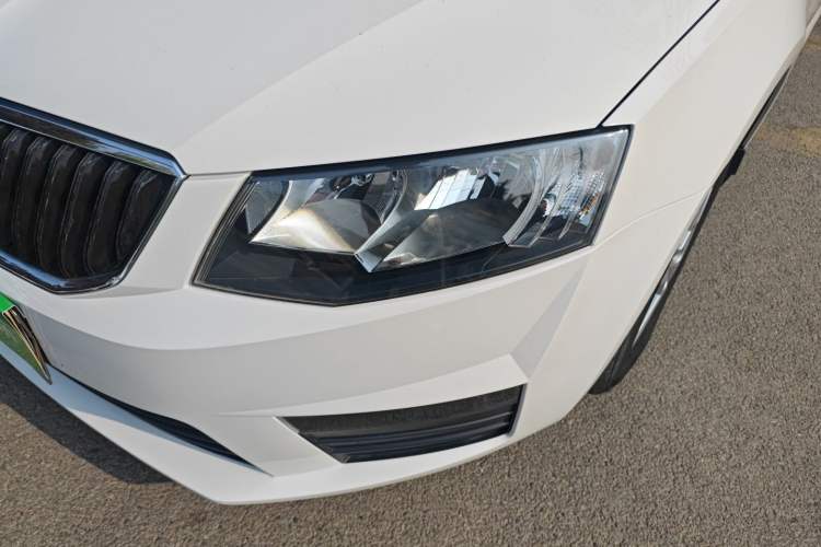 Used Skoda Octavia 2017 Classic Model 1.6L Manual Standard Edition
