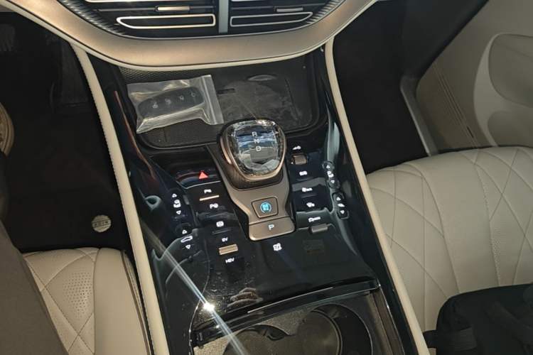 Used Denza D9 2022 DM-i 970 Four-Wheel Drive Flagship Model
