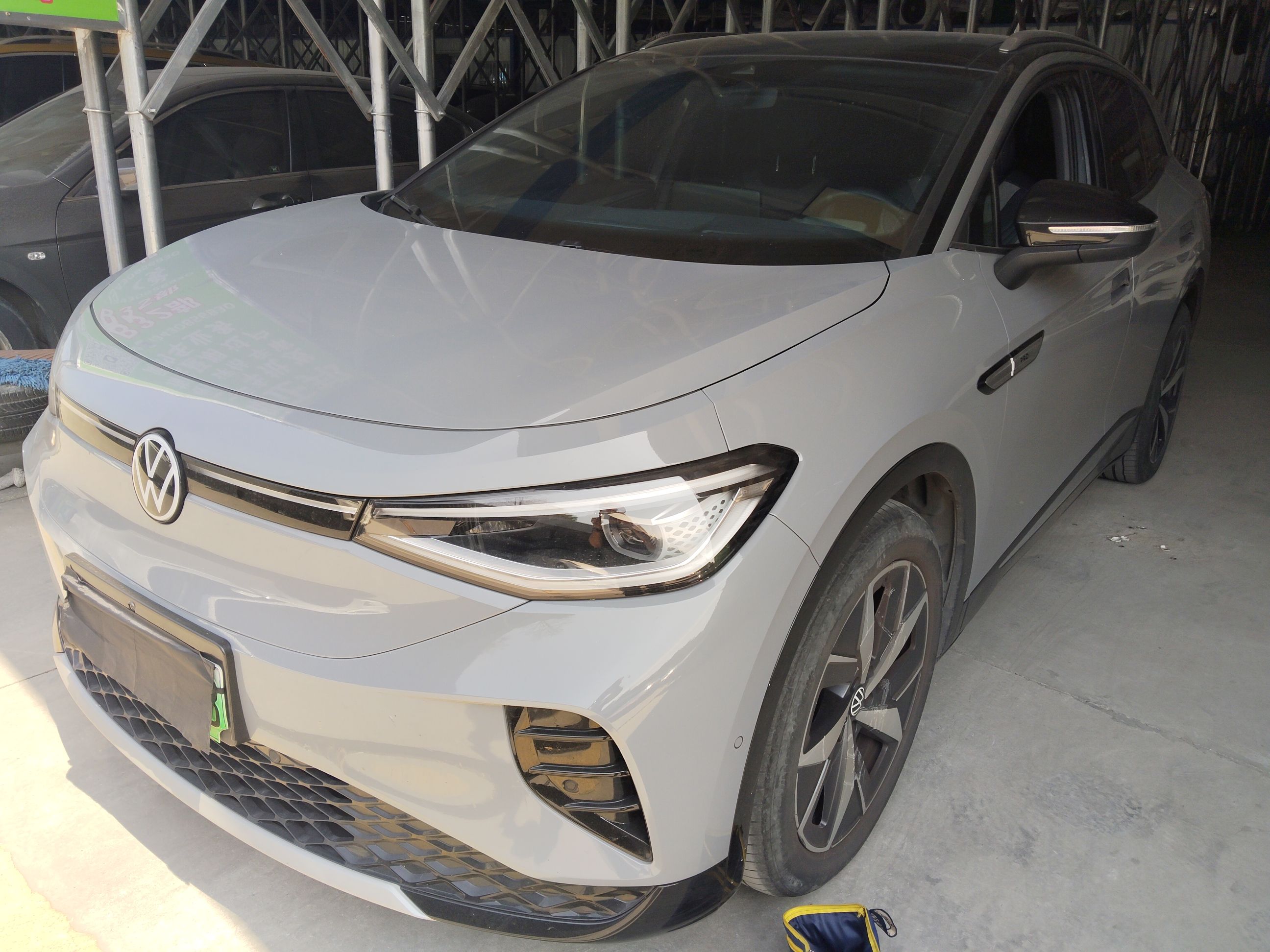 Под передней частью автомобиля