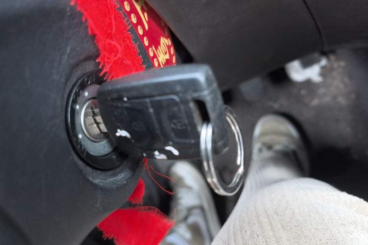 Used Wuling Hongguang V 2022 1.5L Jingqu Edition Enclosed-Window Vehicle with Hydraulic Power Steering LAR Vehicle Key