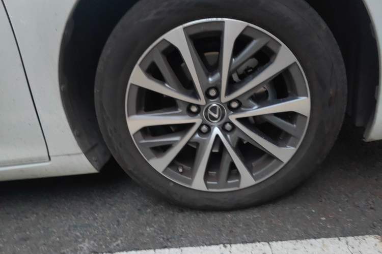 Used Lexus ES 2025 200 Premium Edition Right Front Wheel Hub