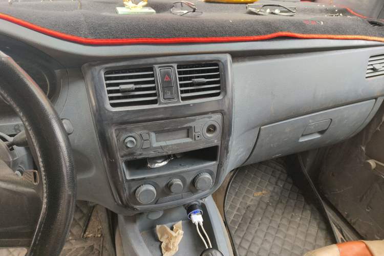 Used Wuling Rongguang V 2016 1.5L Practical Version Non-Power-Assisted Audio And AC Panel