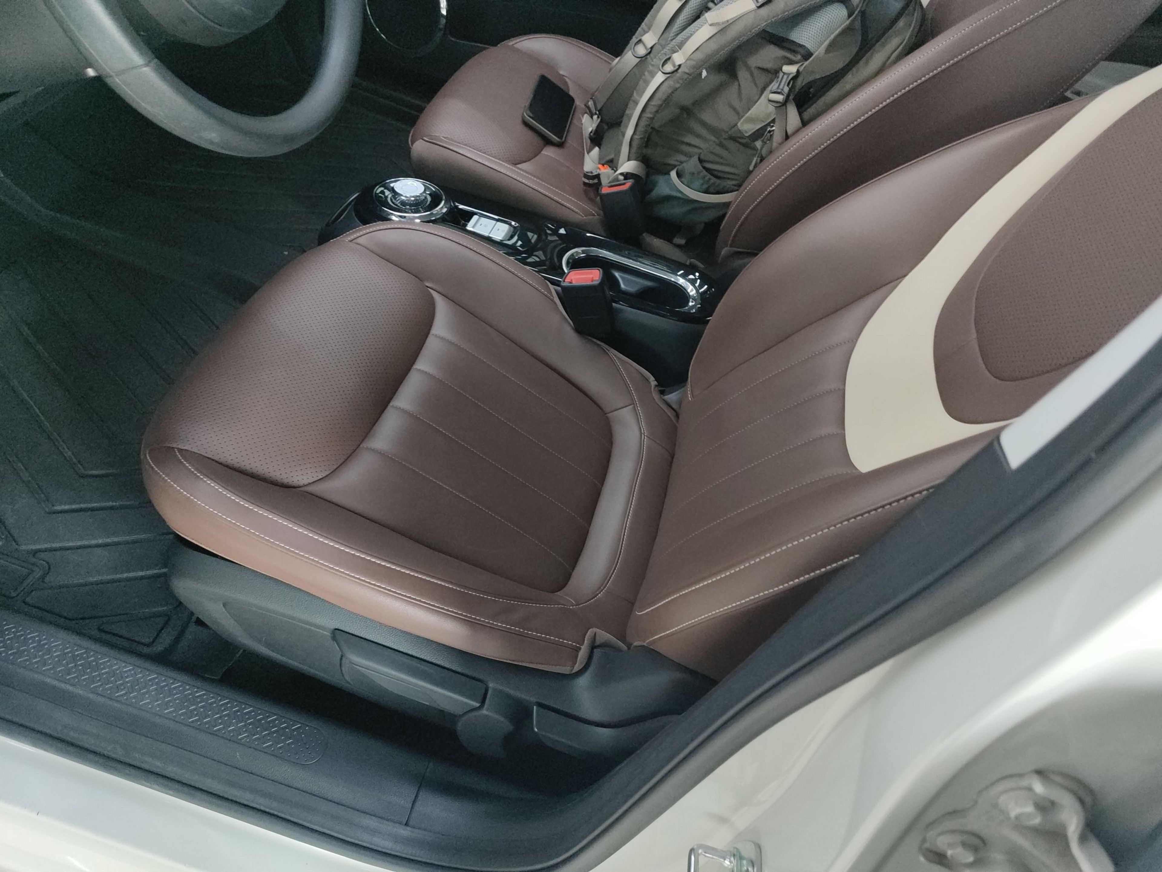 Переднее сиденье в автомобиле