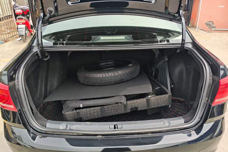 Used Volkswagen Lavida 2015 1.6L Automatic Comfort Edition Trunk