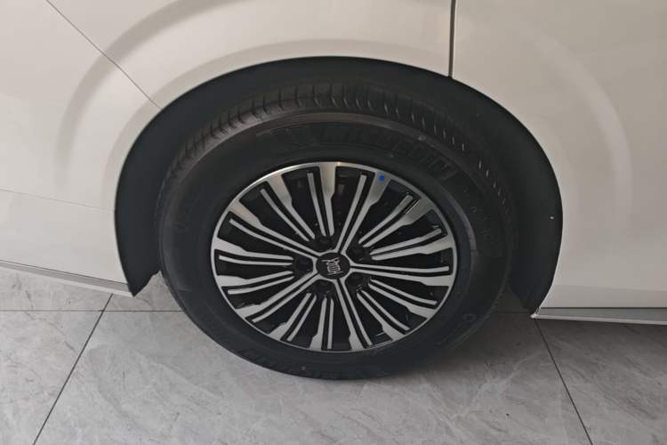 Used BYD Xia 2025 DM-i 1.5T 180km Excellence Model Right Rear Wheel Hub