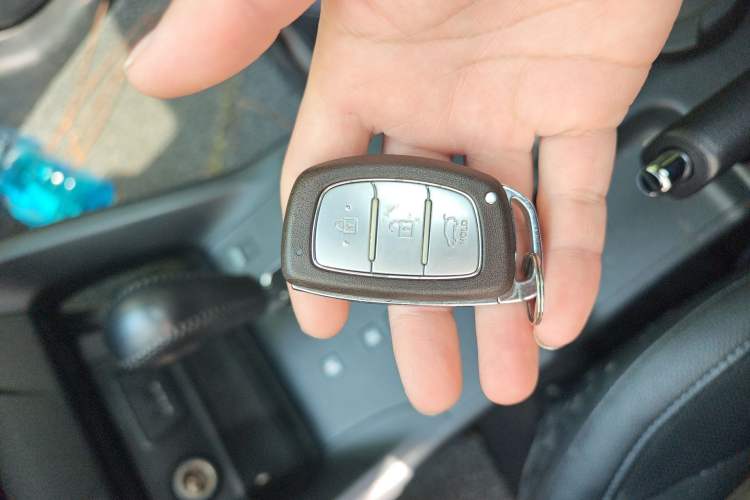 Used Hyundai ix35 2013 2.0L Automatic Two-Wheel Drive Smart GLS China IV Standard Vehicle Key