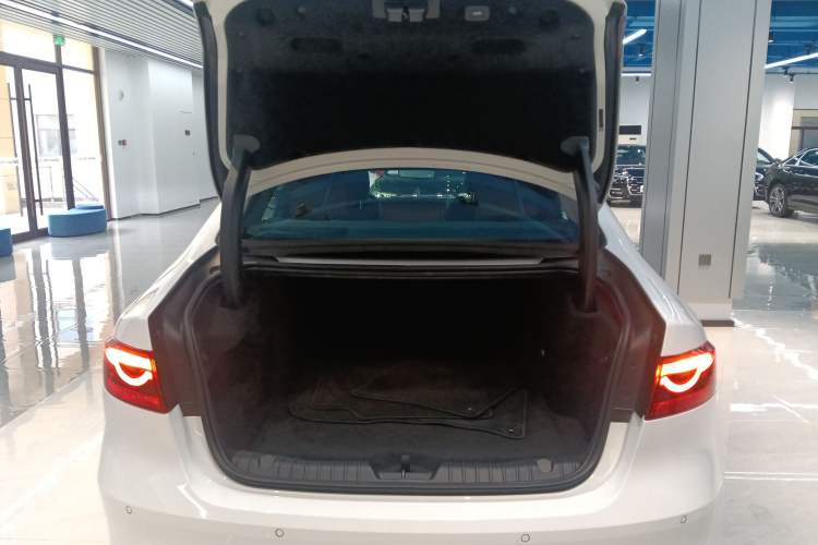 Used Jaguar XFL 2024 2.0T P300 Four-Wheel Drive Flagship Sport Gold Edition
