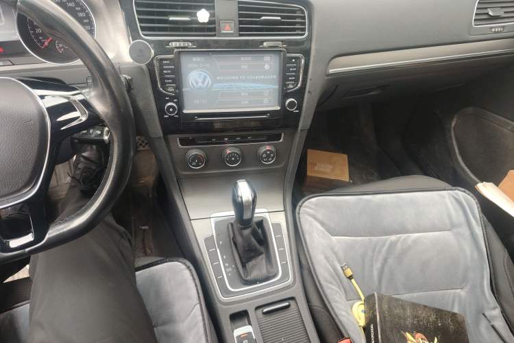 Used Volkswagen Golf 2016 230TSI Automatic Comfort Version Gear Lever