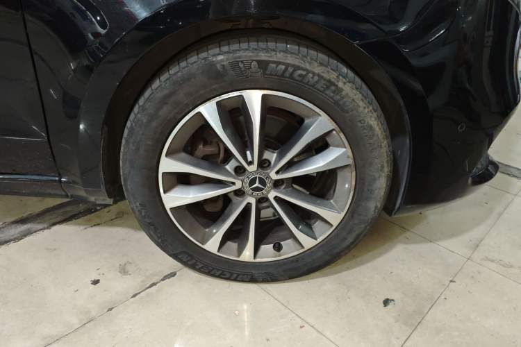 Used Mercedes-Benz V-Class 2021 V 260 Avantgarde Edition Right Front Wheel Hub