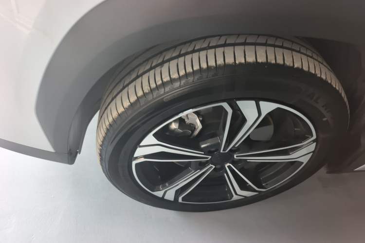 Used Geely Galaxy L7 2025 EM-i 115km Exploration+ Edition Left Front Wheel Hub