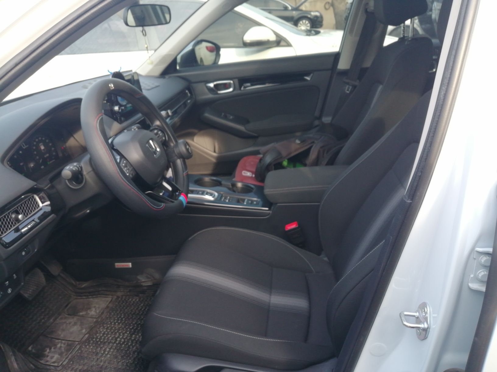 Переднее сиденье в автомобиле