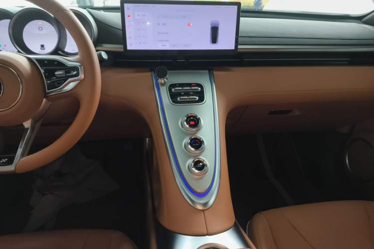 Used ORA Lightning Cat 2022 555 km Luxury Edition Audio And AC Panel