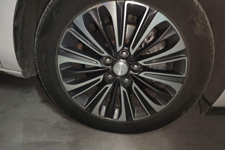 Used Buick GL8 2021 ES Land Cruiser 653T Flagship Model Right Front Wheel Hub