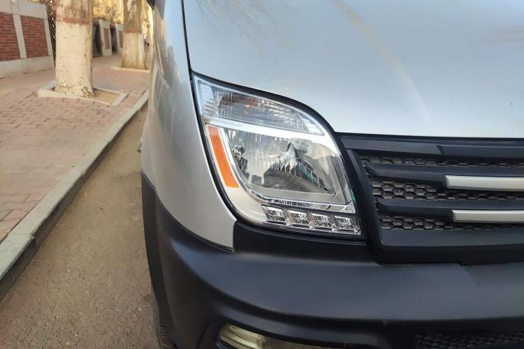 Used SAIC MAXUS Xintu V80 2019 2.5T Classic Model 6-Speed Manual Commercial Van with Short Wheelbase and Low Roof 9-Seater