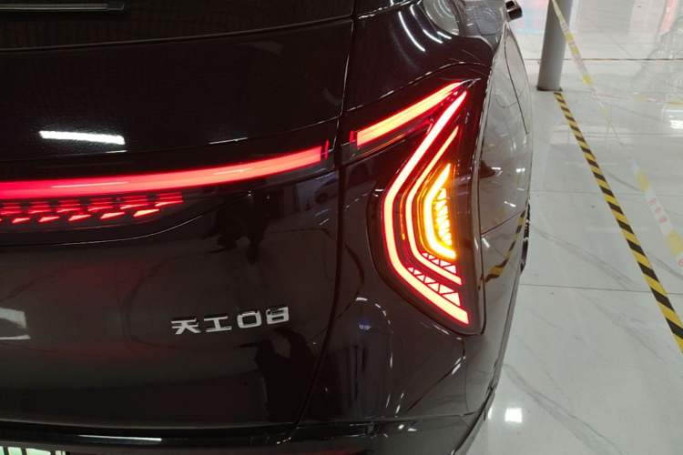 Used Hongqi Tiangong 08 2025 680 Ultra Four-Wheel-Drive Version Right Rear Taillight