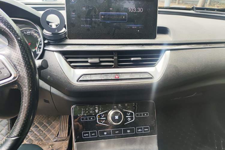 Used Hongqi H5 2020 1.8T Automatic ZhiLian QiYun Edition Audio And AC Panel