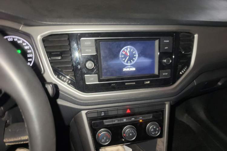 Used Volkswagen T-ROC 2019 230TSI DSG Two-Wheel-Drive Advanced Version China VI Standard Audio And AC Panel