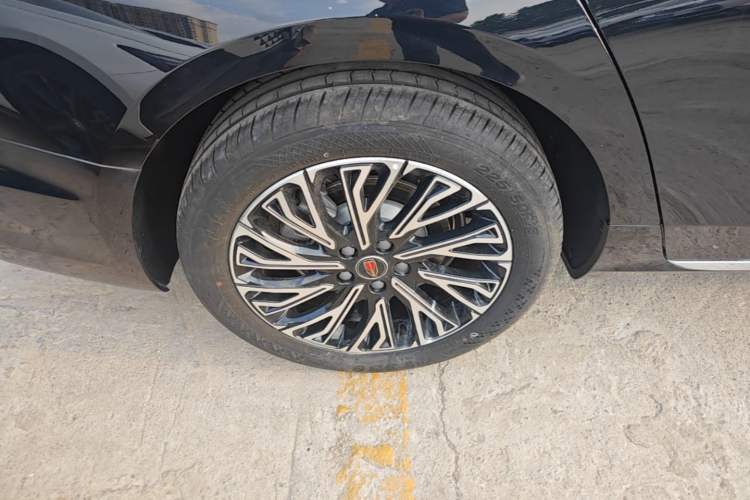 Used Hongqi H5 2025 2.0T Automatic Flag Edition – 500 000 Units Commemorative Version
