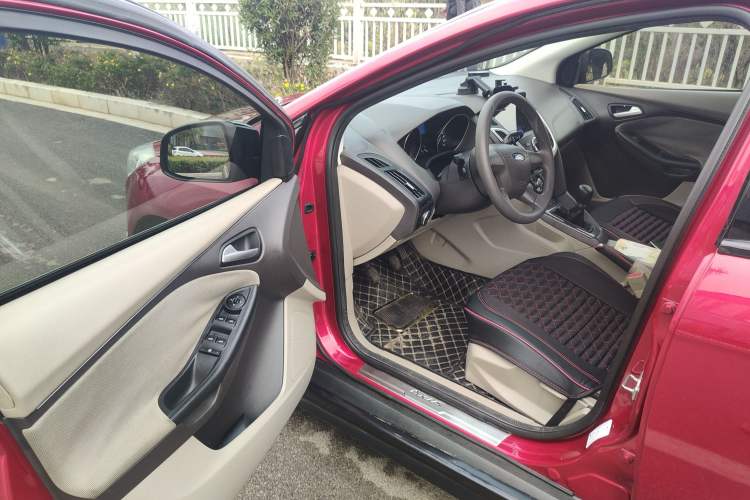 Used Ford Focus 2012 Sedan 1.6L Manual Comfort Model
