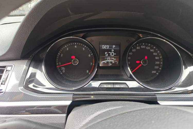 Used Volkswagen C-TREK 2017 230TSI DSG Comfort Version Odometer Close Up