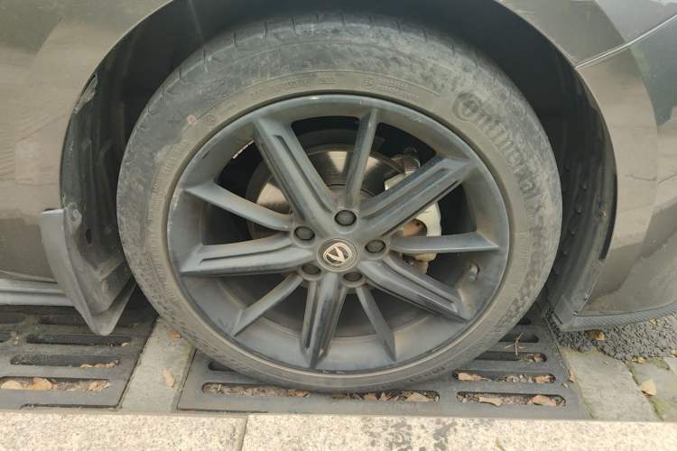 Used CHANGAN UNI-V 2022 1.5T Prestige Version Right Front Wheel Hub
