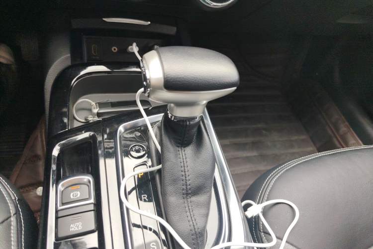 Used GAC Trumpchi GA6 2016 235T DCT Luxury Edition Gear Lever