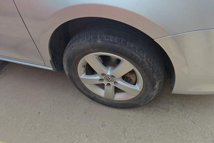 Used Volkswagen Bora 2011 1.6L Manual Fashion Edition Right Front Wheel Hub