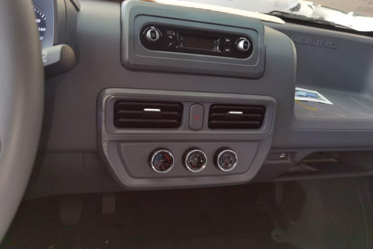 Used Wuling Yangguang 2024 300KM Comfort Version Passenger Van 75kW