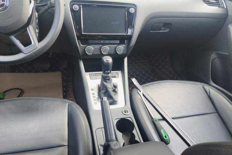 Used Skoda Octavia 2018 1.6L Automatic Comfort Edition Gear Lever