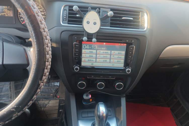 Used Volkswagen Sagitar 2014 1.6L Automatic Comfort Model Audio And AC Panel