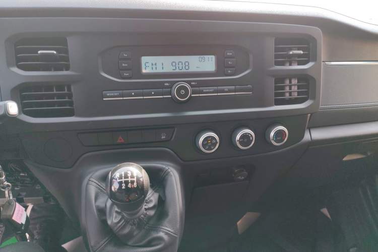 Used JMC Fushun 2025 2.0T 6MT Diesel Mid-Roof Mid-Height Commercial Multi-Purpose 7-Seater Passenger Vehicle