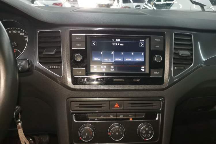 Used Volkswagen Golf Sportsvan 2018 230TSI Automatic Trend Edition Audio And AC Panel