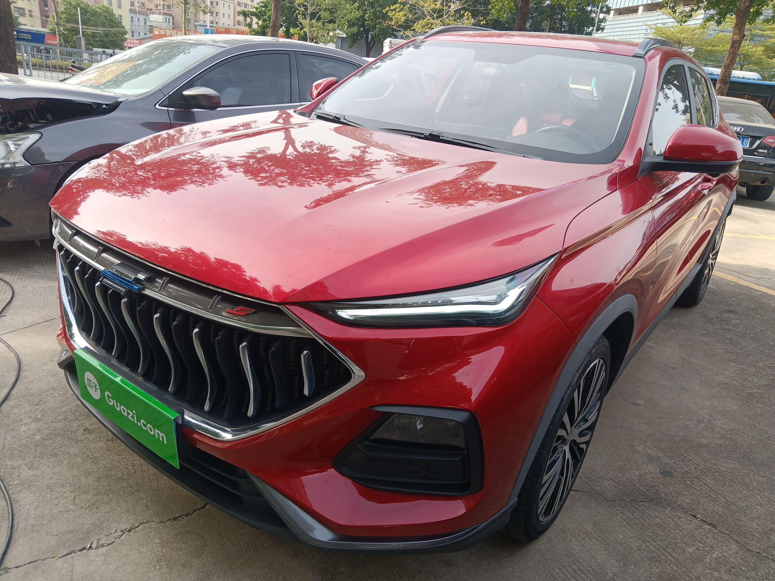 تحت مقدمة السيارة