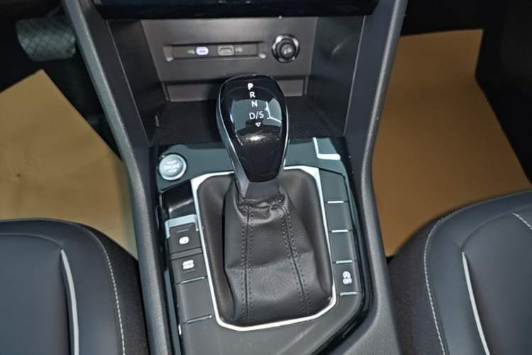 Used Volkswagen Tiguan L 2024 Outstanding Model 300TSI Automatic Two-Wheel Drive Longteng Edition Gear Lever