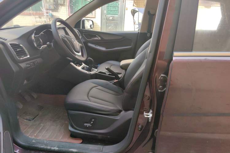 Used Baojun 560 2015 1.8L manual luxury version
