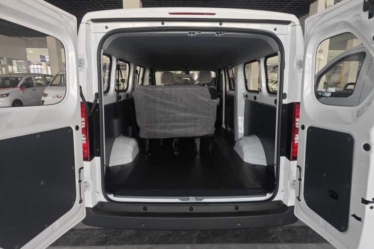 Used Wuling Yangguang 2025 Model 310KM Bus Edition—Customized by CATL Trunk