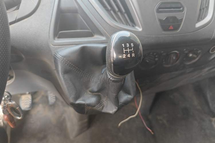 Used Ford Transit 2017 2.0T Diesel Multi-Function Commercial Vehicle Mid-Drive Mid-Roof China V Standard
