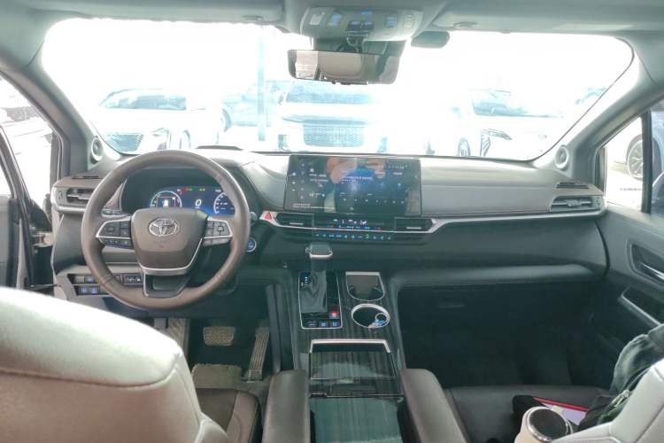 Used Toyota SIENNA 2021 2.5L Hybrid Platinum Edition Center Console