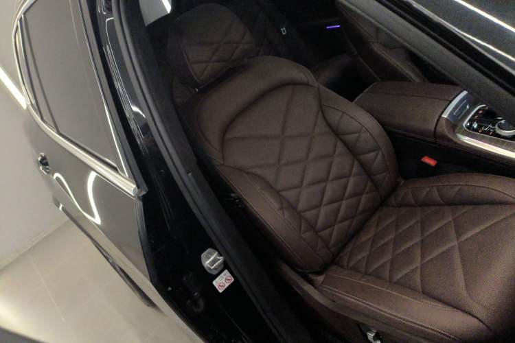 Used BMW X5 2022 Restyled xDrive 40Li Luxury Edition M Sport Package Right Front Seat