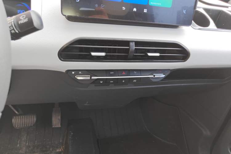 Used Geely Galaxy Panda 2023 Panda Mini 200km Endurance Bear Audio And AC Panel