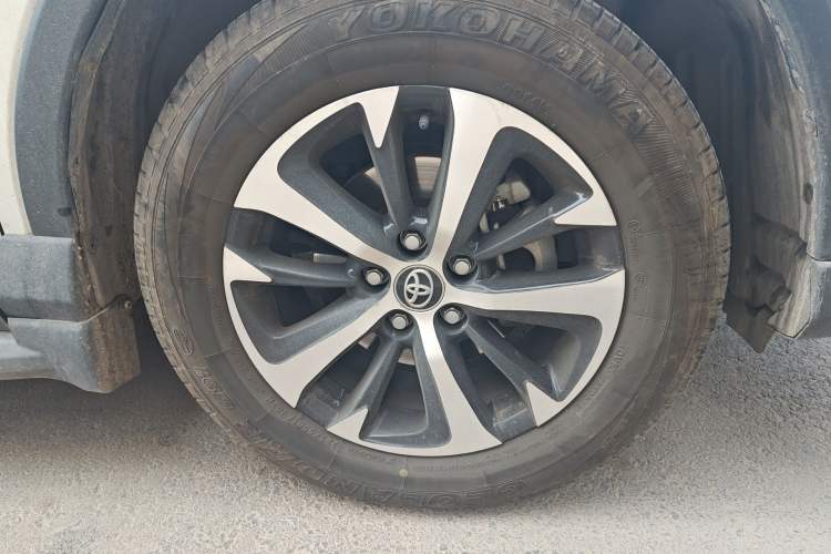 Used Toyota RAV4 2019 2.0L CVT Two-Wheel Drive Fashion X Limited Edition China V Standard Right Front Wheel Hub