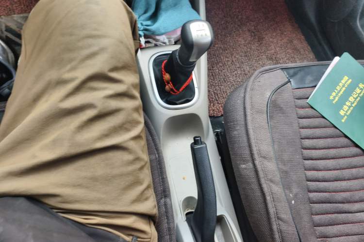 Used Venucia R50 2015 1.6L Manual Fashion Edition Gear Lever