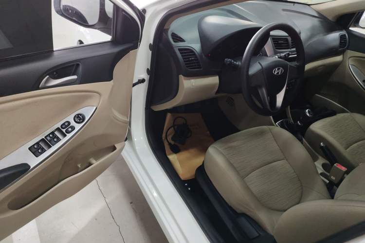 Used Hyundai Verna (older generation) 2014 1.4L Manual Smart GLS Trim Driver Seat