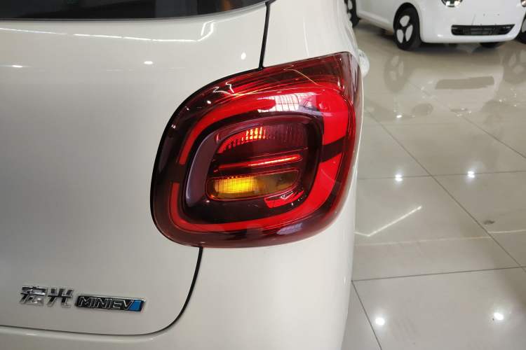 Used Wuling Hongguang MINIEV 2025 Four-Door Version Advanced Edition Right Rear Taillight
