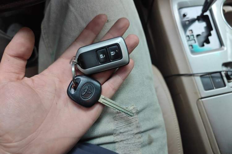 Used Toyota Highlander 2013 2.7L Two-Wheel Drive 5-Seater Purple Gold Edition Vehicle Key