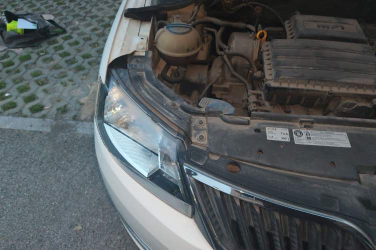 Used Skoda Rapid 2015 1.6L Manual Smart Selection Model Right Front Headlight