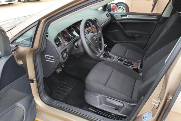 Used Volkswagen Golf 2016 1.6L Automatic Fashion Model
