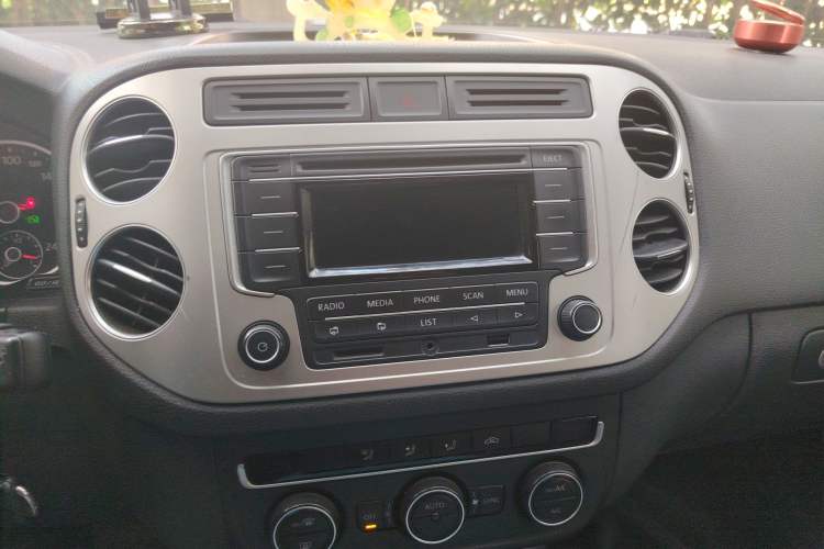 Used Volkswagen Tiguan 2015 1.8TSI Automatic Two-Wheel Drive Comfort Edition Audio And AC Panel